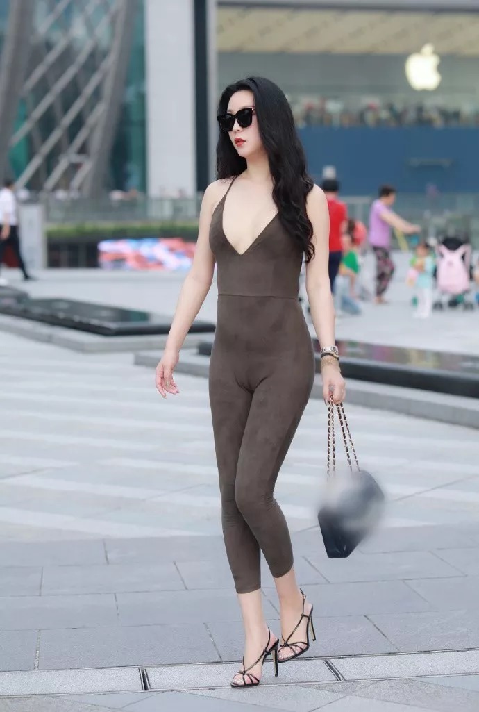 搭配|女性搭配高跟鞋,时尚成熟有韵味