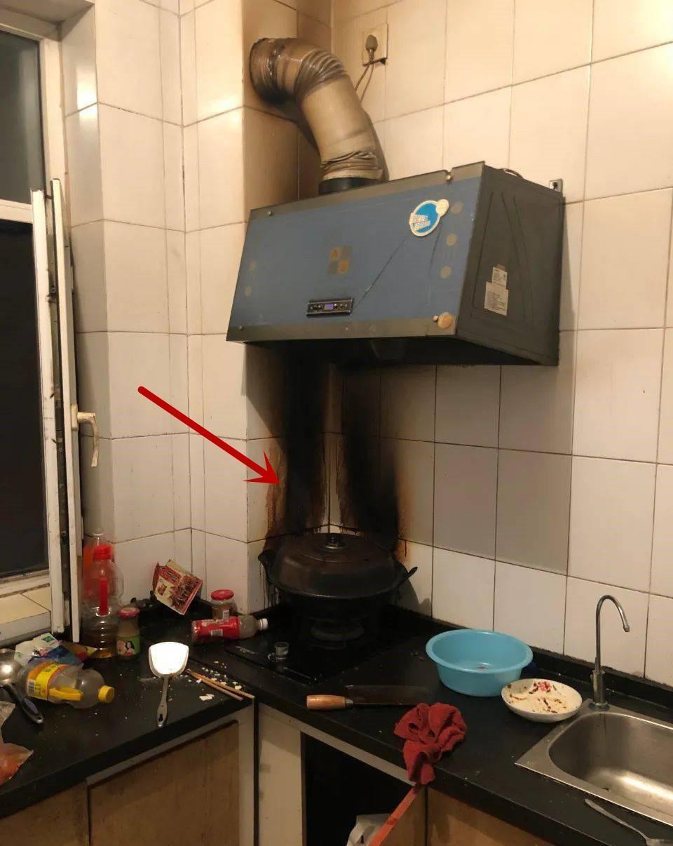 炒菜|燃气灶上方装插座,师傅是无知还是故意?来不及拆,只能这么改了