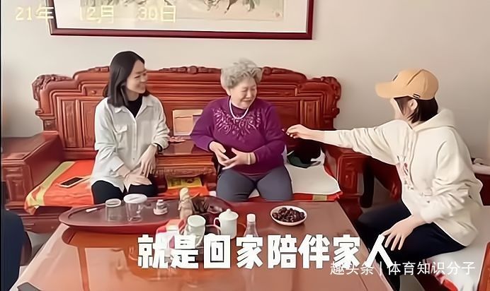 陈梦回|做了满满一大桌子菜！陈梦陪父母一起吃大餐，对闺蜜女儿母爱泛滥