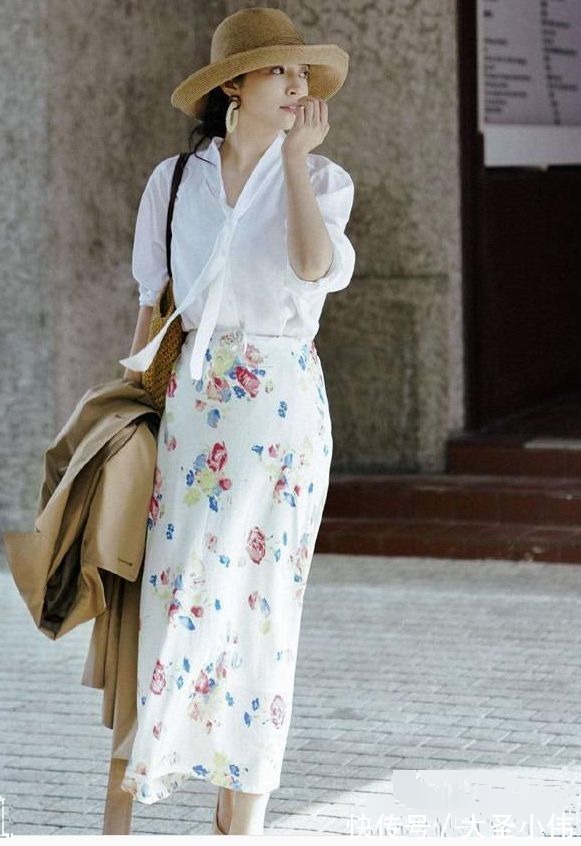 美女|美女街拍:白色背心搭配轻薄的蓝色衬衫外套,显得更加的靓丽