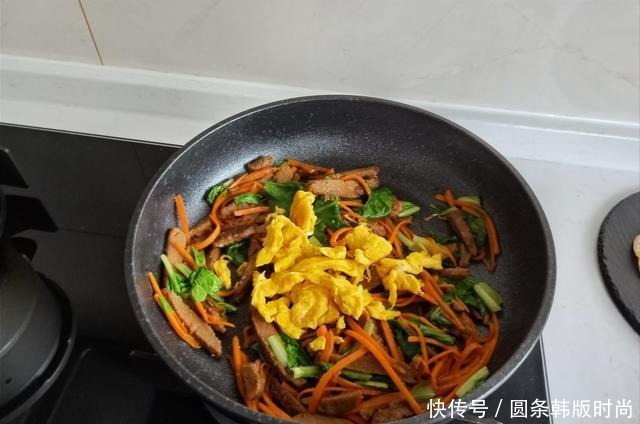  分量|晒晒夫妻俩的轻食早餐，分量少还一人一半，网友老两口也浪漫