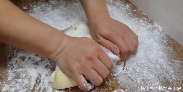 以后面粉就这样做,加3个鸡蛋,不用烤不用蒸,比蛋糕都香甜好吃