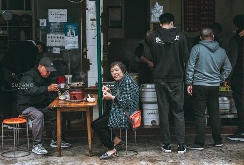  一大早就喝白酒吃火锅，湖北荆州人的生活“有点彪”，令人惊奇