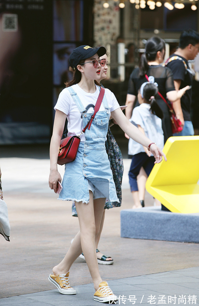 街拍|重庆街拍,百搭单品的T恤,舒服又随意,怎么搭配都好看!