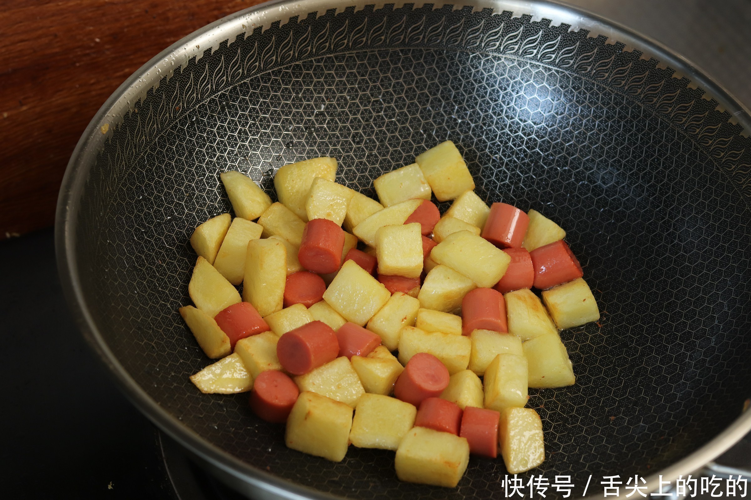 吃肉|土豆别炒着吃了，教你一个新做法，我家一周吃5次，比吃肉还过瘾