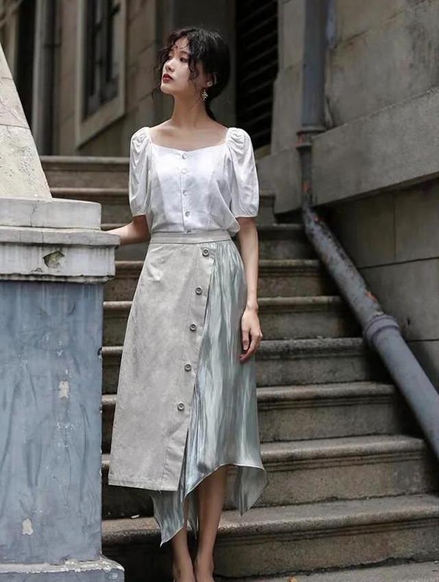 套装|街拍：纯黑色阔腿裤套装，休闲中带优雅更时尚