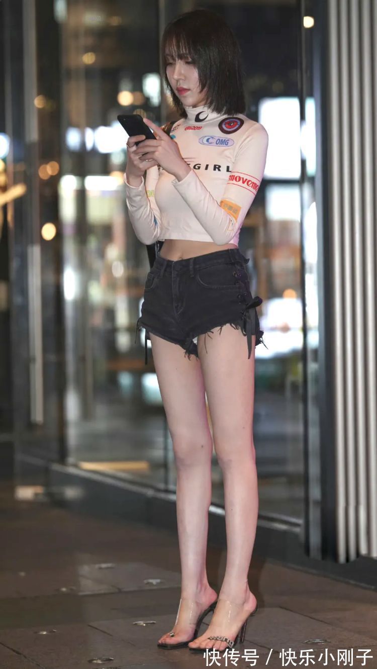 高跟凉鞋 牛仔短裤搭配长袖衫高跟鞋,秀出身材苗条腿!