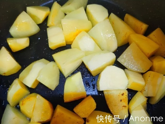 这才是土豆炖排骨的正确做法,荤素搭配,入口酥烂,满嘴留香