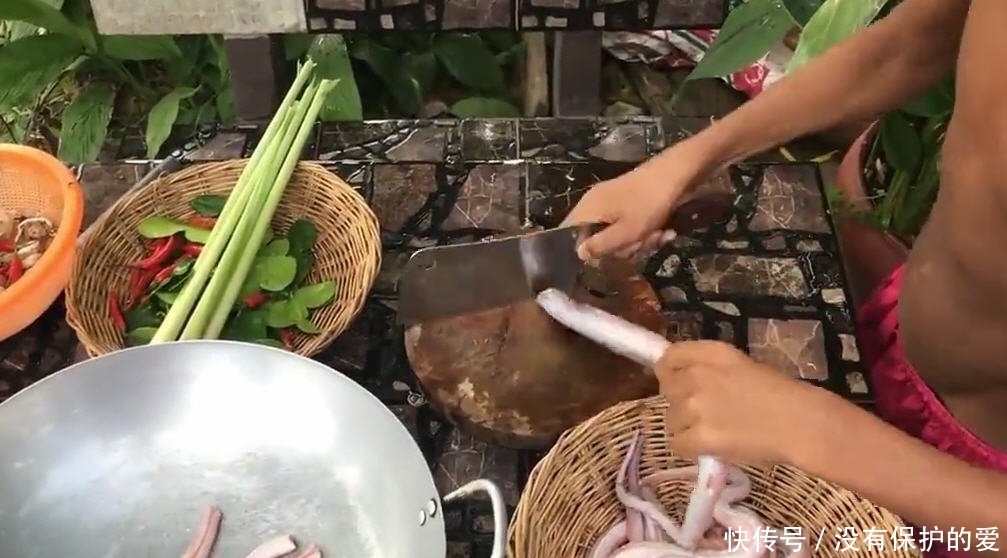 两个小孩子,自己做美食，材料竟然是