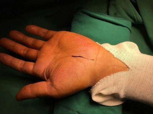 常回家看看|家长打女儿耳光,小女孩身上衣服只剩内裤,这样教育孩子好吗?