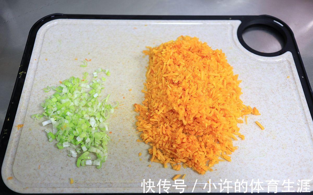 让人感觉到温暖的鸡蛋南瓜饺子，甜甜的，味道很独特