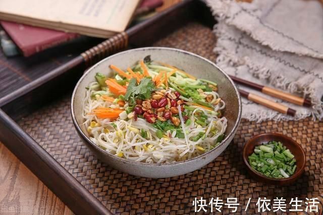 做凉面时,过凉水是不对的,学会这一招,爽滑筋道,不成坨不发粘