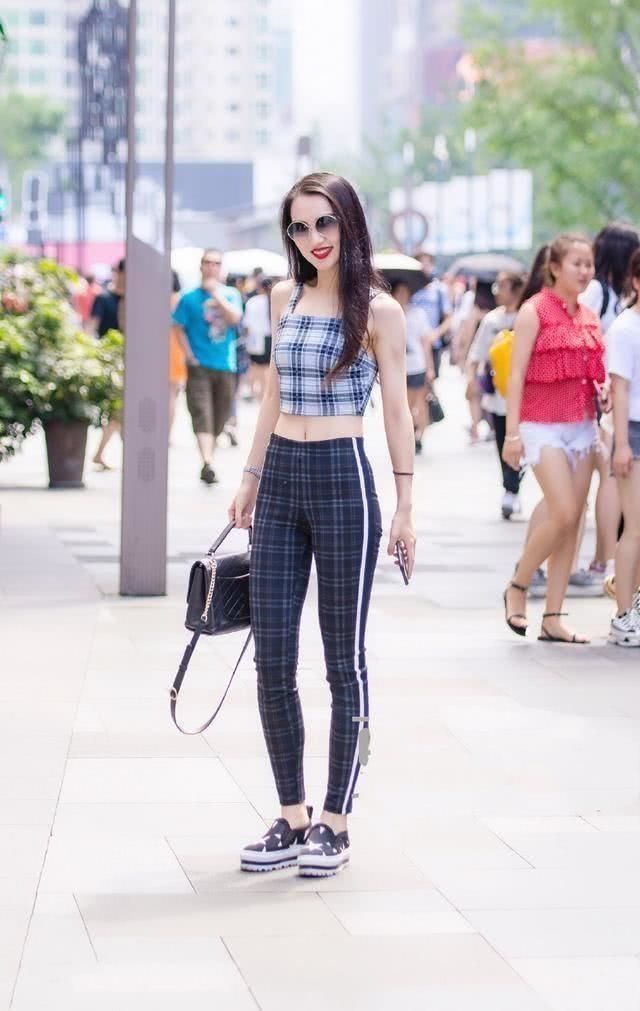 背心|气质出众的小美女,牛仔半裙搭配蓝色背心,非常的帅气