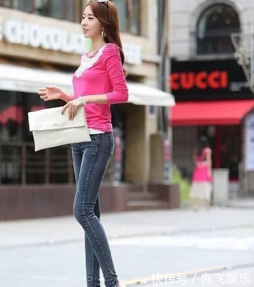 小吊带 爱穿紧身牛仔裤,搭配露脐小吊带,展示成熟性感的风情