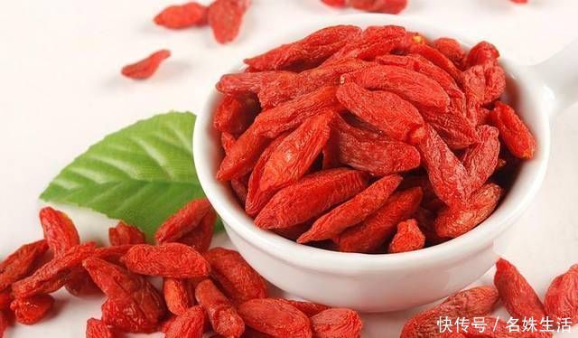 老少皆宜|枸杞是直接嚼着，还是泡水喝好？终于有正确答案了，白吃了30年