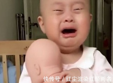 娃娃|宝妈告诉儿子给他生了个弟弟,儿子看着手中的“弟弟”,反应真逗