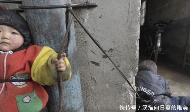 被绑|三岁孩子每天被绑在门窗下10个小时,孩子的表情让人心酸!