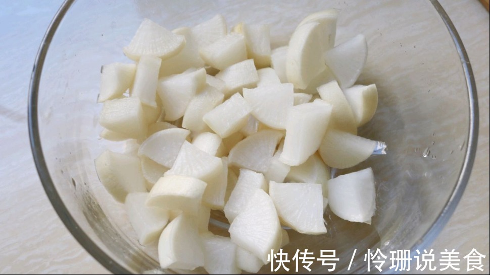 白萝卜新吃法，腌制成爽口小菜，酸辣开胃很好吃！