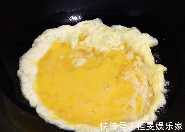 下饭|今天来做道经典美食蒜苗炒鸡蛋,香气四溢,清脆爽滑,超级下饭