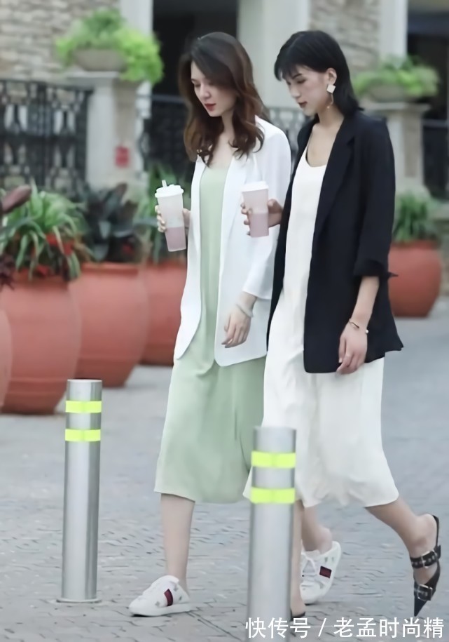 闺蜜|街拍:超默契闺蜜同穿闺蜜装,连走路步调都一样,她却因鞋子意外抢镜