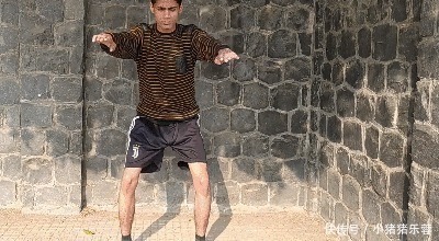 单腿|小伙练腿每天做100个深蹲,并逐渐增加训练难度,1个月看腿部变化