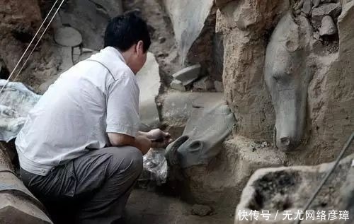 兵马俑中,专家发现被压弯千年的青铜剑,刚拿出来剑身竟立马弹直