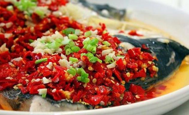 土豆烧茄子，红烧排骨，干煸肘子，剁椒鱼头的做法