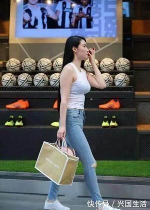 时尚|裤装女神怎么穿牛仔裤这样搭,夏日造型清新有活力