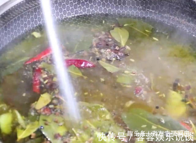 腌鸭蛋不可只放盐,教你正确做法,个个都流油,吃起来太香了