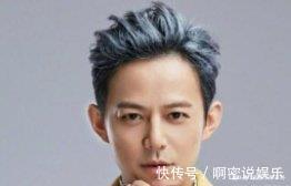 节目录制失控，何炅离席，成龙一脚踹向主持人，网友却说解气