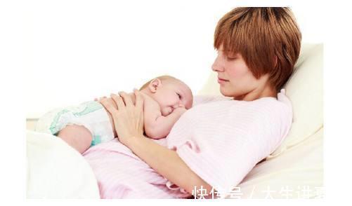喂奶|别再这么喂新生儿吃奶了!为了图一时轻松,损害的是宝宝的健康