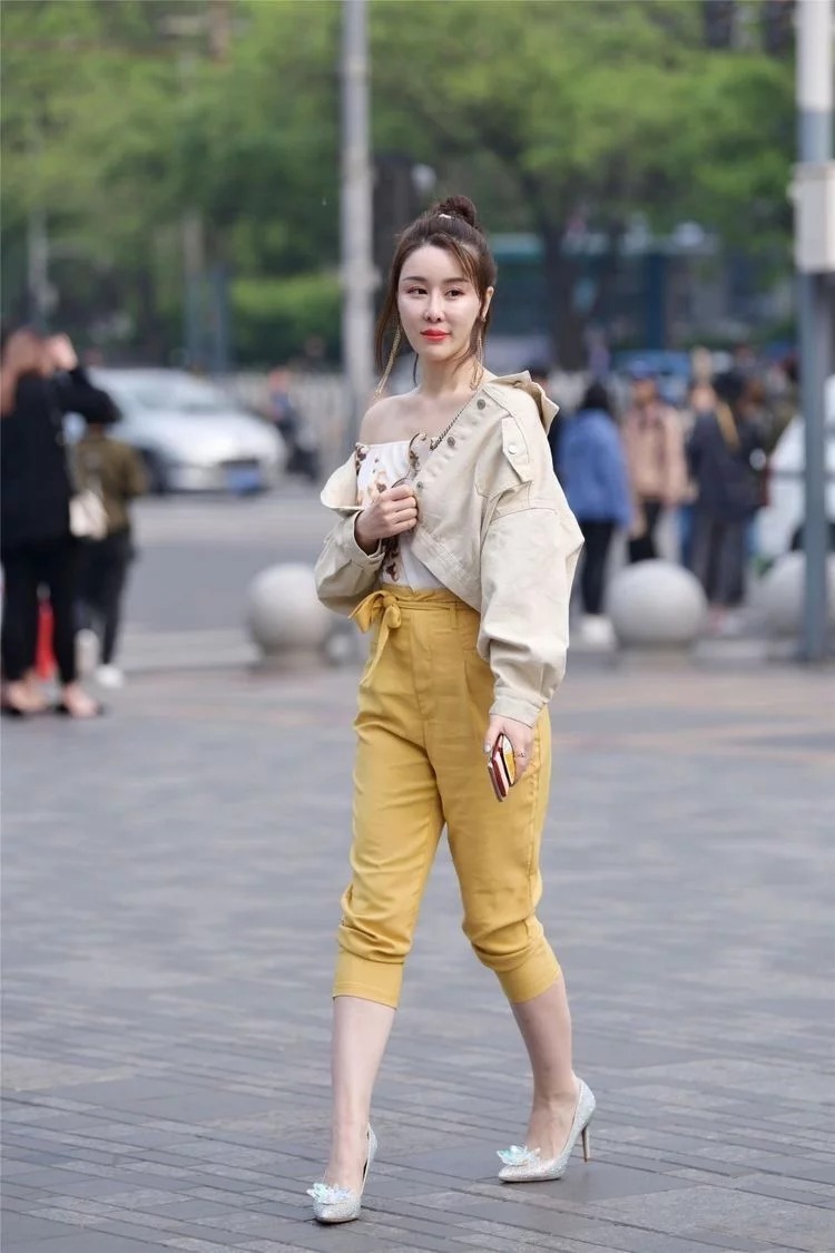 街拍:小姐姐身穿无袖的黑色上衣,看上去简约又气质,清新靓丽