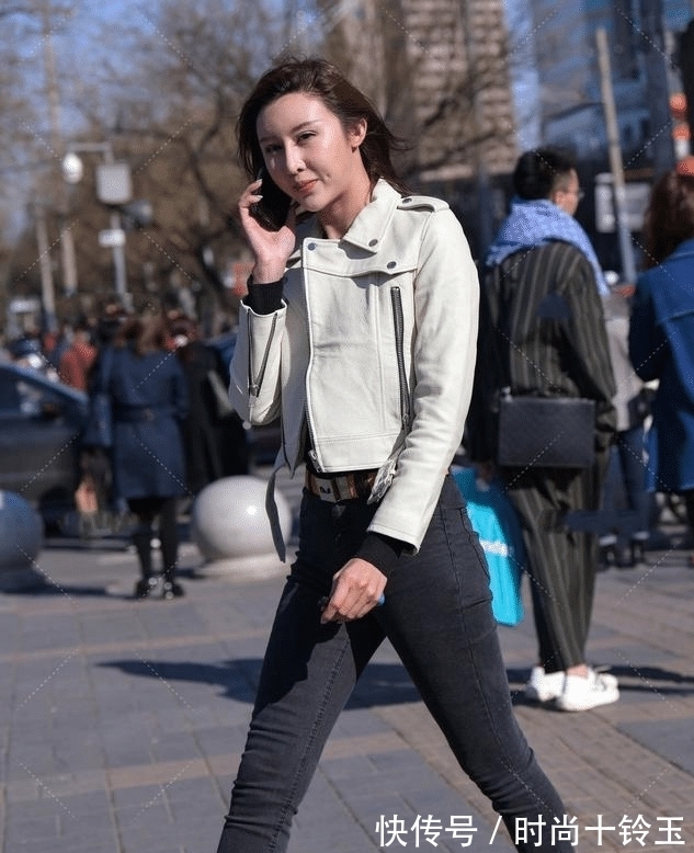 小巧|小巧的上衣加上修身牛仔裤,干练而又时髦