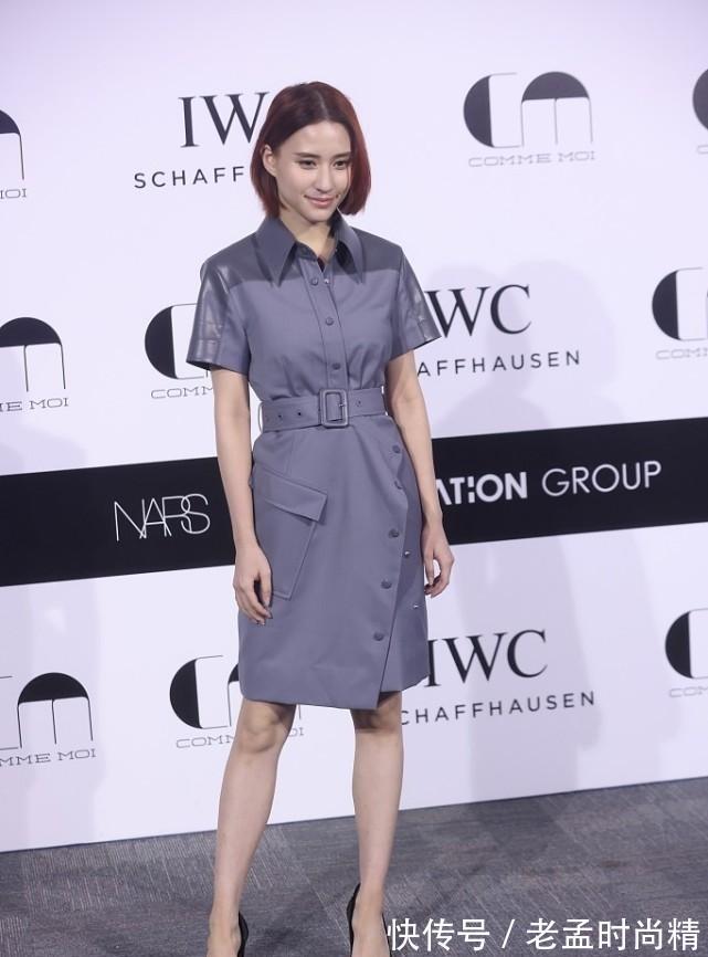 连衣裙|何超莲身上有富贵感,穿灰色连衣裙成熟大方,褪去小女孩的稚嫩
