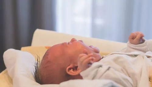 宝宝|宝宝哭闹不止，妈妈掀开衣服后瞬间爆炸：原来是奶奶做了“手脚”