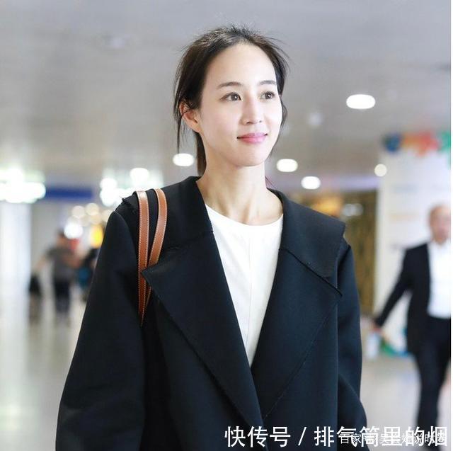 看起来更|张钧甯穿黑色大衣配马丁靴,时尚又洋气,越简单越高级