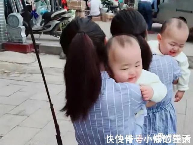 亲爱的|双胞胎姐姐抱双胞胎弟弟逛街,引路人围观:父母上辈子拯救了地球!