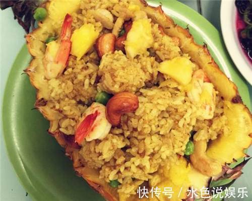 米饭不和鸡蛋炒，和这水果炒，酸甜开胃，颜色鲜艳，粒粒分明松散