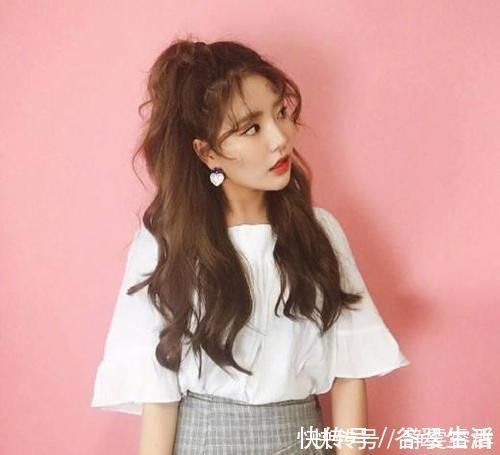 小姐姐|别再扎“大妈式马尾”了,试试今年最火的懒人半扎发,谁扎谁就美