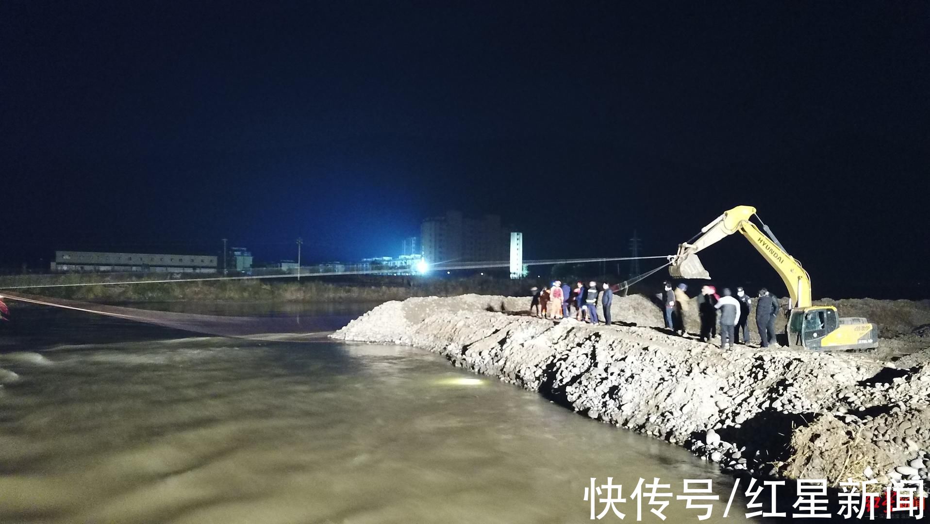 孤岛|四川米易9名工人被困河中“孤岛”消防星夜拉绳救援