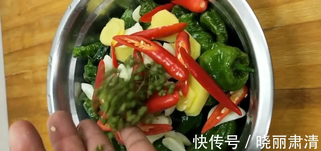 腌辣椒的做法，酸甜微辣酱香味美，半个小时足以，没食欲时试试！