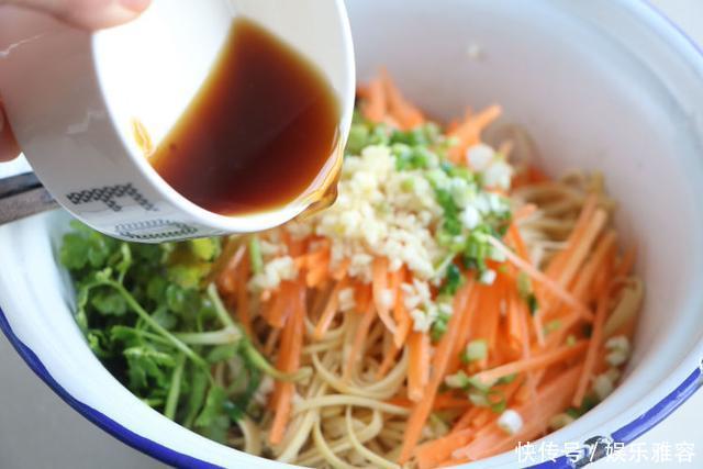 年夜饭不能少的凉拌菜,解腻又下酒,现做现吃很鲜美