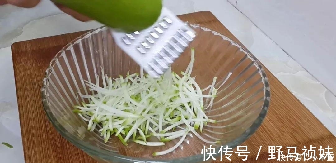 萝卜|萝卜这样做才好吃, 教你简单一做, 比肉丸子都香, 在家经常做着吃
