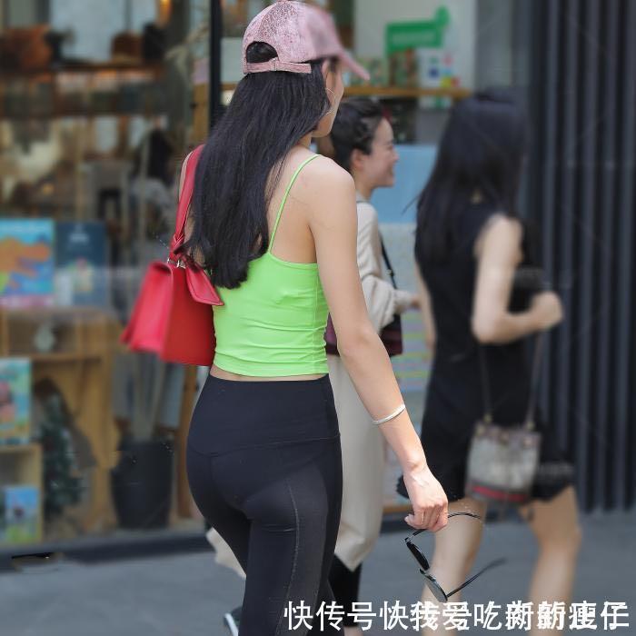 表姐穿着吊带和紧身裤,再加上烈焰红唇,一点都不像快30的人了