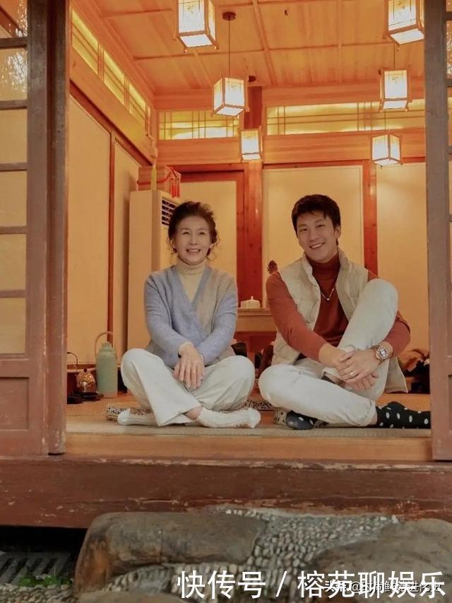 60岁“大妈”时髦火了!穿衣简单又舒服,优雅自信气质不输年龄