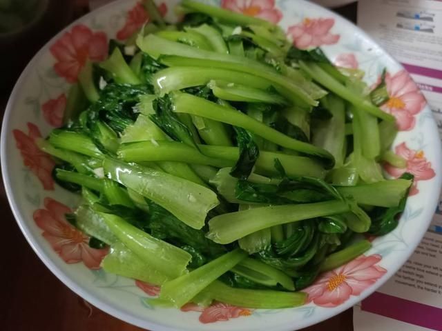 带男友回家，爸爸顶着高温用柴火烧菜，吃完饭后男友留下2千元