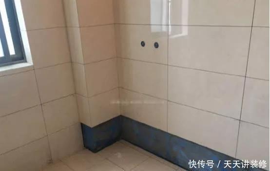卫生间|卫生间贴瓷砖时,我坚持在瓷砖下面空一行,师傅一听:遇到行家了