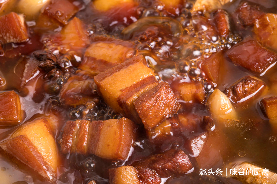 买五花肉，注意区分“上五花”和“下五花”，味道差很多，别乱买