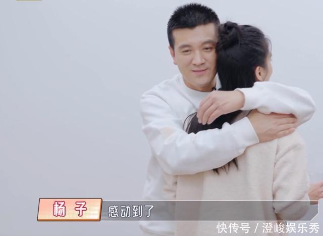 儿媳妇|黄圣依给婆婆洗澡,陈松伶跪地为婆婆穿鞋,孝顺背后是老公的差距