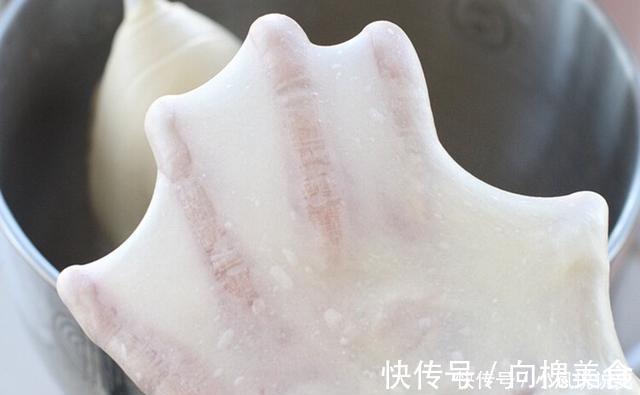 做面包用中种法，出膜快细腻拉丝，既当早餐又是零食，出炉遭哄抢